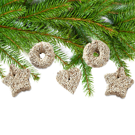 Seed garland with star and heart-shaped bird seed treats, ready to be hung on a tree or fence, attracts birds with sunflower hearts and safflower seeds.